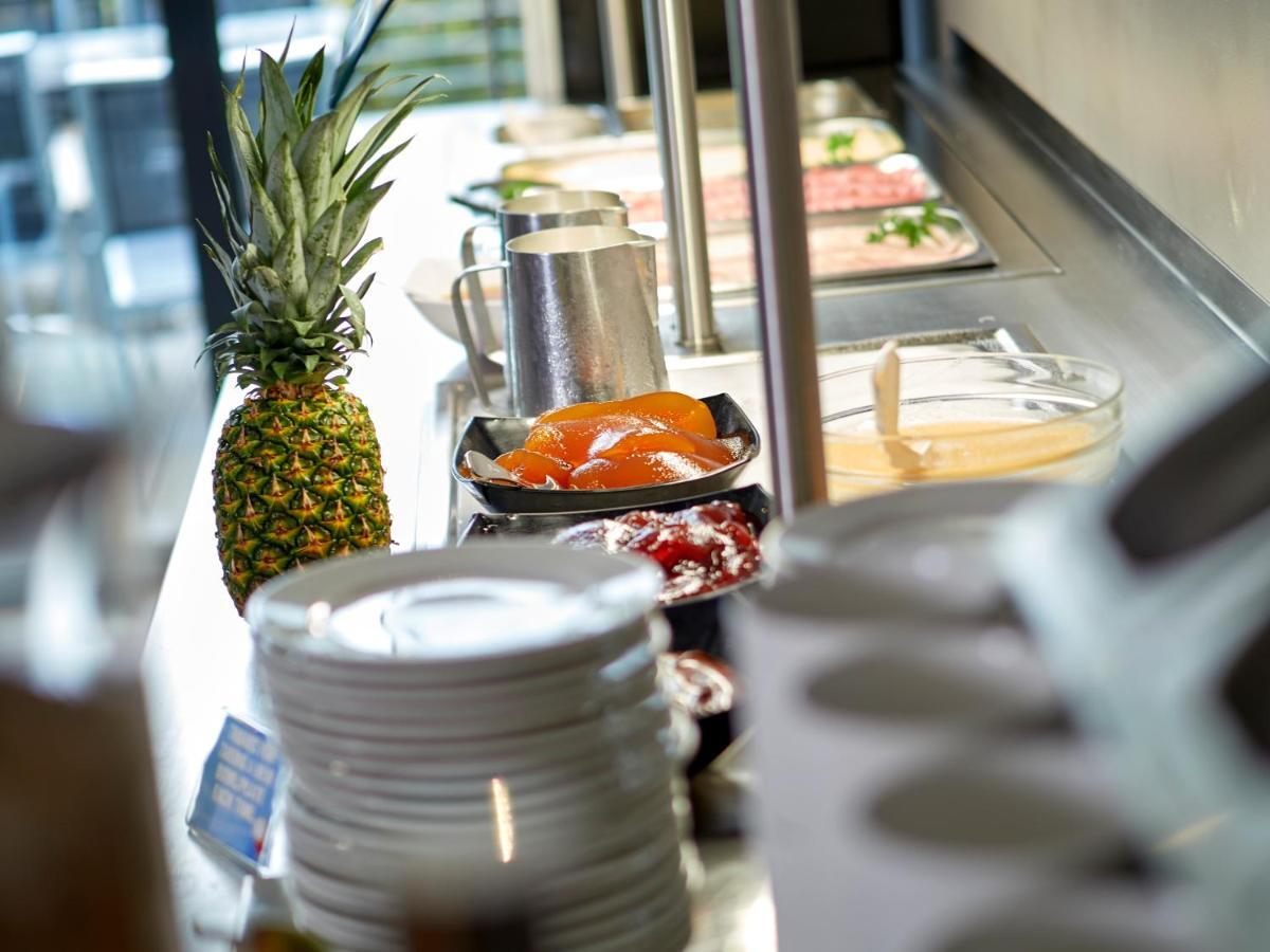 Youth Hostel Luxembourg City Dış mekan fotoğraf A buffet at a hotel